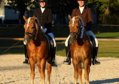 Kathrin Karosser und Maike Haunschild, Pferdeausbildung auf dem Brainpoldhof